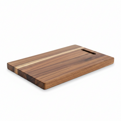 SkandiNest träskärbräda i nordisk minimalistisk stil, robust och elegant köksredskap.