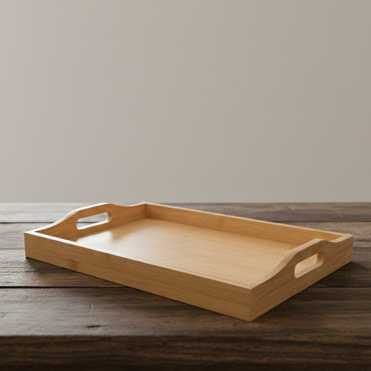 SkandiNest liten bambubricka i skandinavisk design, tillverkad av naturlig bambu, kompakt och hållbar serveringsbricka för kök och hem.