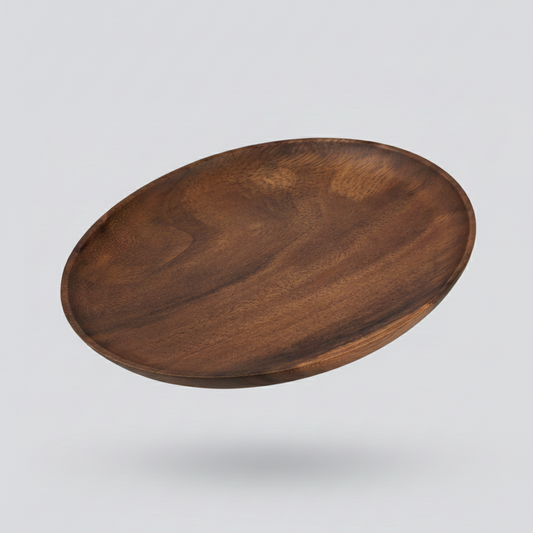 SkandiNest stort träfat i skandinavisk design, handgjort serveringsfat i naturligt trä med 25 cm diameter och 2 cm höjd, hållbar nordisk köksdetalj.